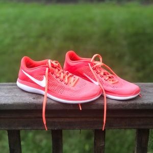 Nike Women’s Flex Run sneakers
